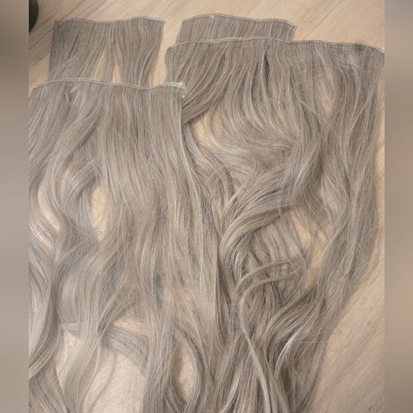 Clip In 20" Blonde On Blonde Extensions - Picture 4 of 5